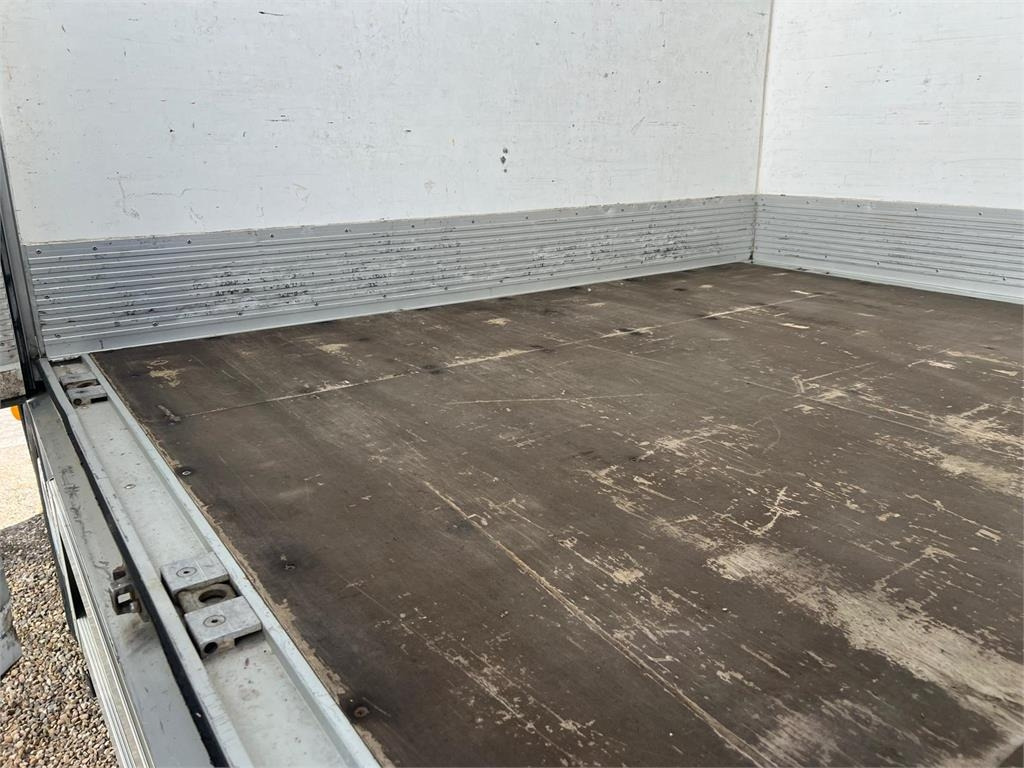 Volvo FE320 18 ton - Truk berpendingin: gambar 5 Volvo FE320 18 ton - Truk berpendingin: gambar 5