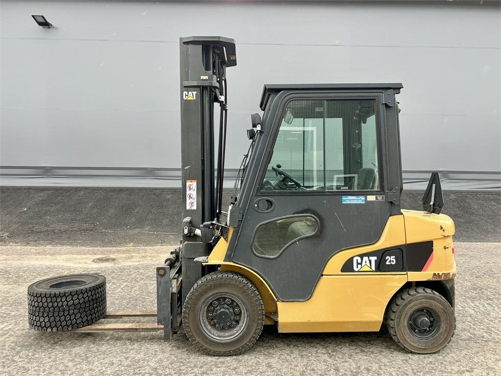 CAT DP 25 NT - Forklift diesel: gambar 1 CAT DP 25 NT - Forklift diesel: gambar 1