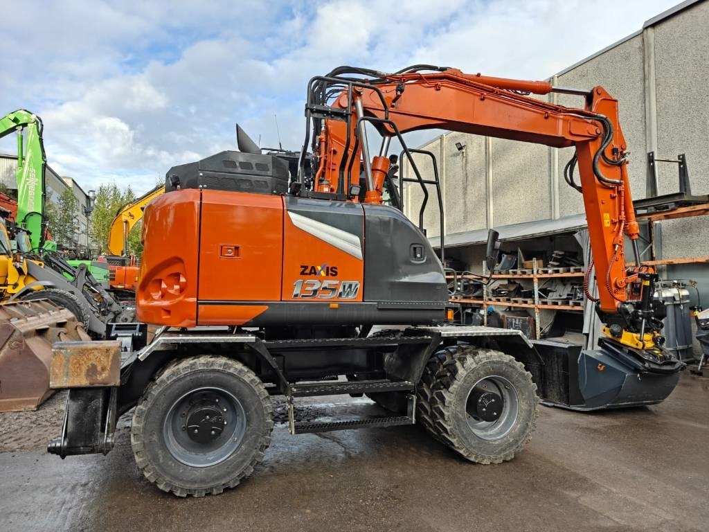 Hitachi ZX135W-7 VARUSTELTU - Ekskavator roda: gambar 4 Hitachi ZX135W-7 VARUSTELTU - Ekskavator roda: gambar 4