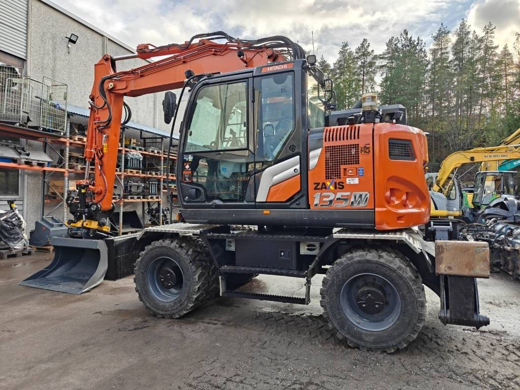Hitachi ZX135W-7 VARUSTELTU - Ekskavator roda: gambar 2 Hitachi ZX135W-7 VARUSTELTU - Ekskavator roda: gambar 2