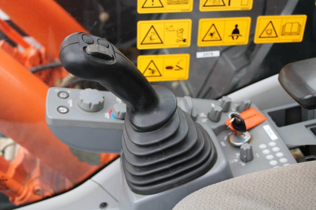 Ekskavator perayap Hitachi ZX225USLC-6 PYÖRITTÄJÄLLÄ: gambar 16