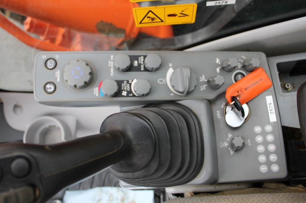 Ekskavator perayap Hitachi ZX225USLC-6 PYÖRITTÄJÄLLÄ: gambar 18