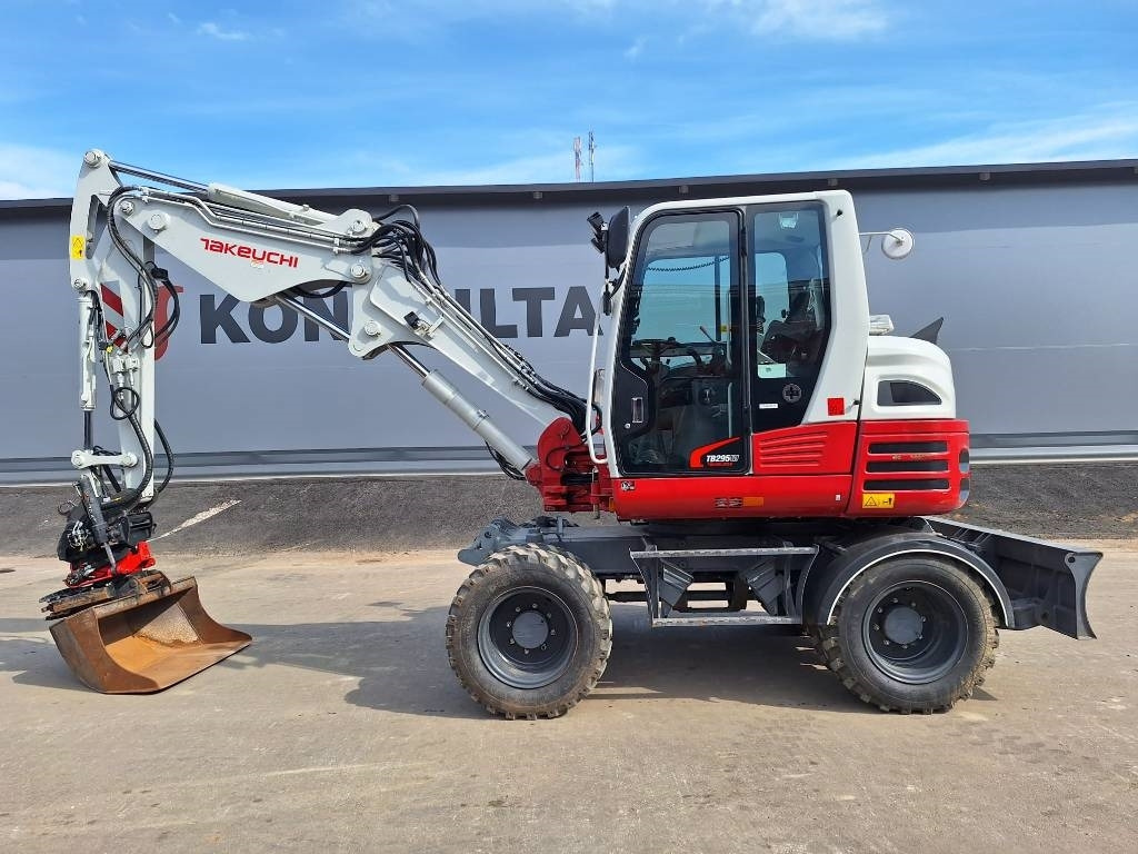 Takeuchi TB295W KÄRRY, PYÖRITTÄJÄ, 5-KAUHAA - Ekskavator roda: gambar 1 Takeuchi TB295W KÄRRY, PYÖRITTÄJÄ, 5-KAUHAA - Ekskavator roda: gambar 1