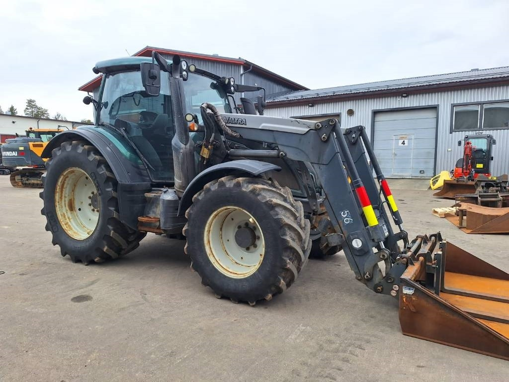 Valtra N174 VERSU ETUKUORMAAJALLA - Traktor: gambar 5 Valtra N174 VERSU ETUKUORMAAJALLA - Traktor: gambar 5