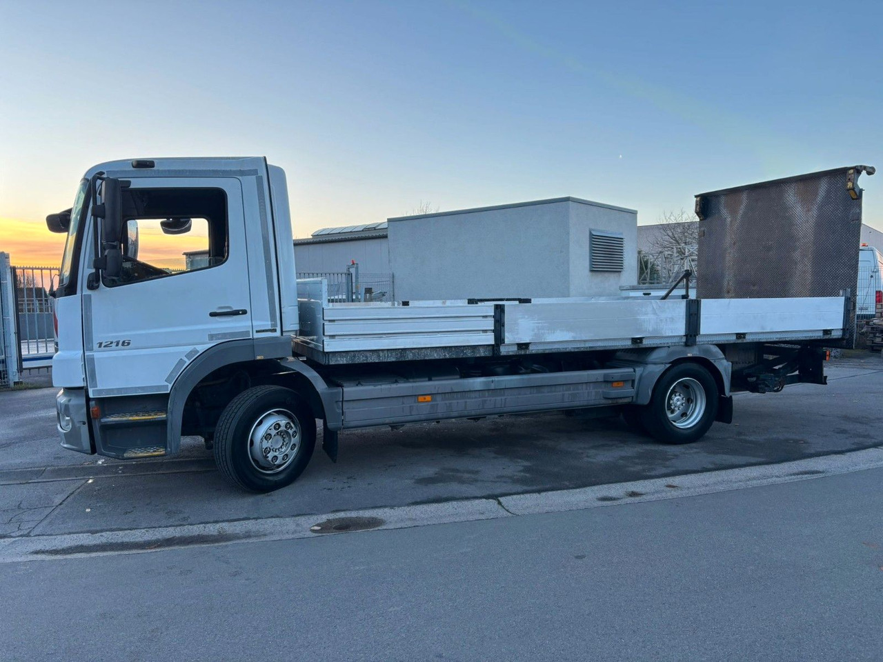Mercedes-Benz Atgeo 1216. Pritsche 6.00m. LBW. Klima. - Truk flatbed: gambar 4 Mercedes-Benz Atgeo 1216. Pritsche 6.00m. LBW. Klima. - Truk flatbed: gambar 4