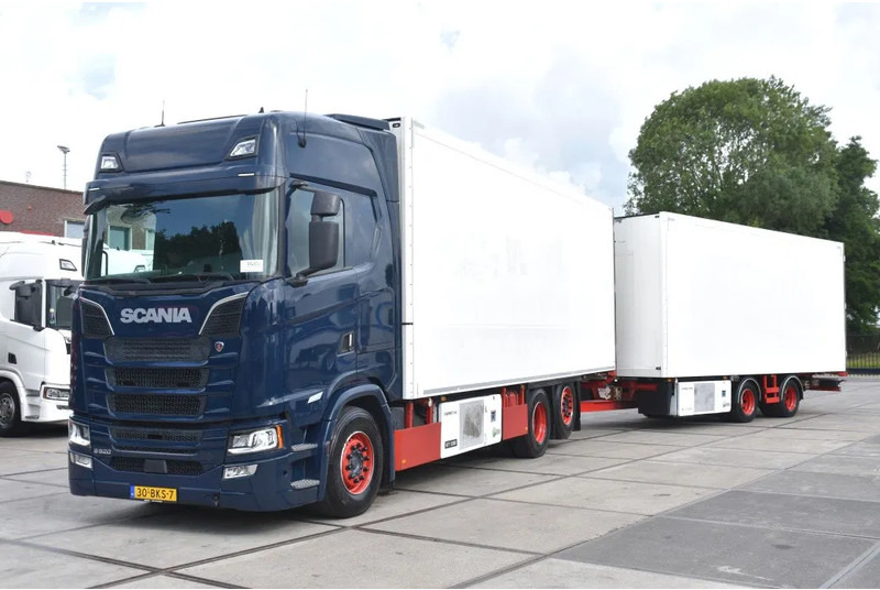 Scania S520 V8 NGS 6x2*4NB + SCHMITZ ZKO 20 - THERMO KING - RETARDER - FULL AIR - WHEELBASE: 515 CM - TOP CONDITION - - Truk berpendingin: gambar 1 Scania S520 V8 NGS 6x2*4NB + SCHMITZ ZKO 20 - THERMO KING - RETARDER - FULL AIR - WHEELBASE: 515 CM - TOP CONDITION - - Truk berpendingin: gambar 1
