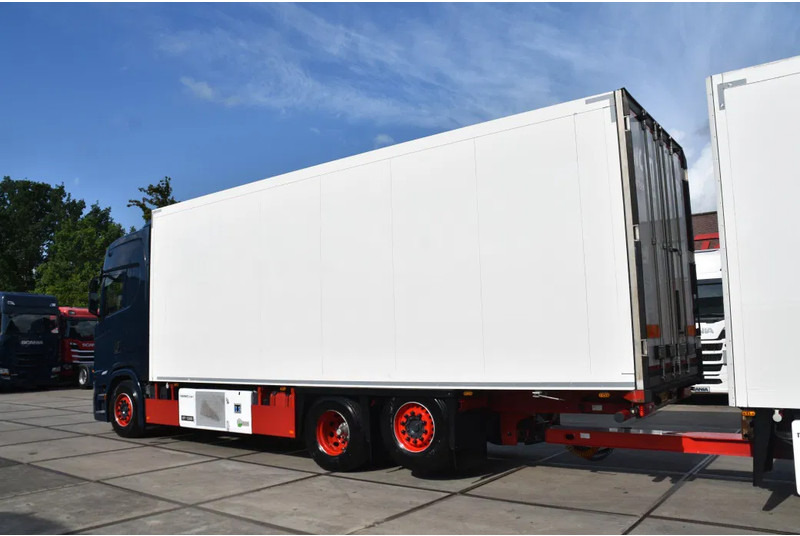 Scania S520 V8 NGS 6x2*4NB - THERMO KING - RETARDER - FULL AIR - WHEELBASE: 515 CM - LED LIGHTS - TOP CONDITION - - Truk berpendingin: gambar 3 Scania S520 V8 NGS 6x2*4NB - THERMO KING - RETARDER - FULL AIR - WHEELBASE: 515 CM - LED LIGHTS - TOP CONDITION - - Truk berpendingin: gambar 3