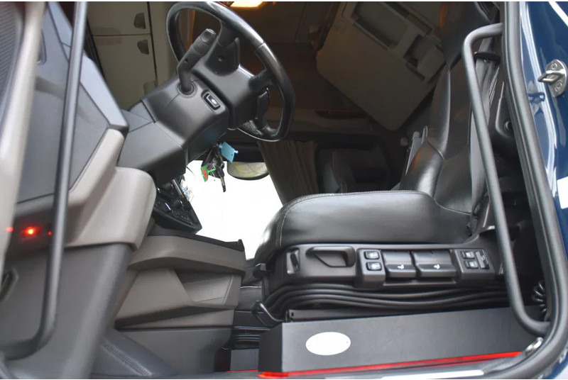 Scania 530S V8 NGS 4x2NB - NEW TACHO - FULL AIR - RETARDER - 637 TKM - PARK. AIRCO - NAVI - LEATHER SEATS - ALCOA'S - LED - PERFECT CON - Tractor head: gambar 4 Scania 530S V8 NGS 4x2NB - NEW TACHO - FULL AIR - RETARDER - 637 TKM - PARK. AIRCO - NAVI - LEATHER SEATS - ALCOA'S - LED - PERFECT CON - Tractor head: gambar 4
