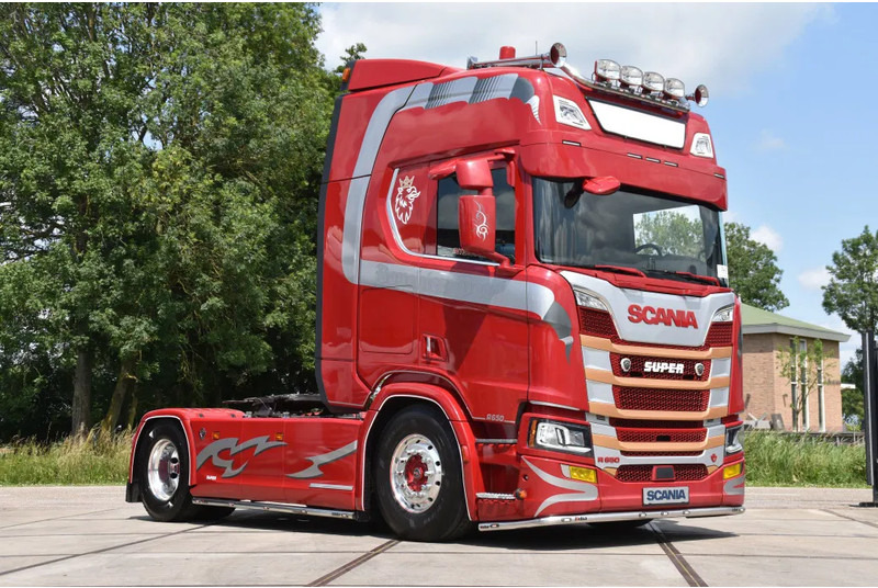 Scania R650 V8 NGS 4x2NB - LIKE NEW - RETARDER - FULL AIR - PARK. AIRCO - 4 POINT AIR SUSP. - 2 x FUEL TANKS - ALCOA'S - - Tractor head: gambar 1 Scania R650 V8 NGS 4x2NB - LIKE NEW - RETARDER - FULL AIR - PARK. AIRCO - 4 POINT AIR SUSP. - 2 x FUEL TANKS - ALCOA'S - - Tractor head: gambar 1