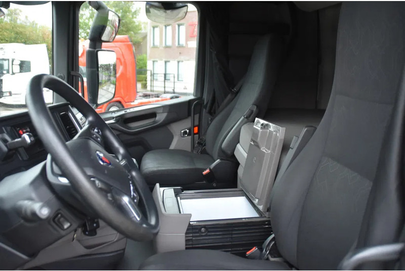 Scania S450 NGS 4x2NB - FULL AIR - 724 TKM - RETARDER - PARK. AIRCO - 2 x FUEL TANKS - TOP CONDITION - - Tractor head: gambar 5 Scania S450 NGS 4x2NB - FULL AIR - 724 TKM - RETARDER - PARK. AIRCO - 2 x FUEL TANKS - TOP CONDITION - - Tractor head: gambar 5