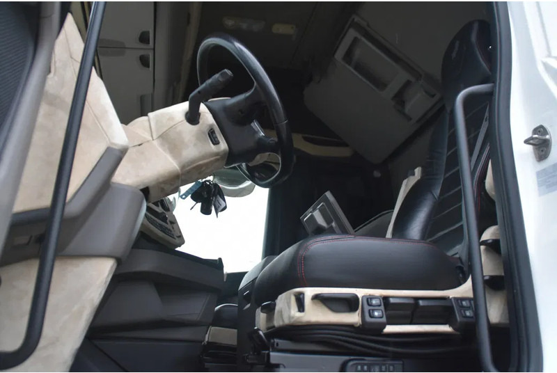 Scania S660 V8 NGS 4x2NB - NEW TACHO - RETARDER - FULL AIR - PARK. AIRCO - LEATHER SEATS - 2 x FUEL TANKS - ALCOA'S - LED - - Tractor head: gambar 4 Scania S660 V8 NGS 4x2NB - NEW TACHO - RETARDER - FULL AIR - PARK. AIRCO - LEATHER SEATS - 2 x FUEL TANKS - ALCOA'S - LED - - Tractor head: gambar 4