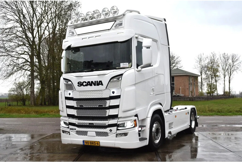 Scania S660 V8 NGS 4x2NB - NEW TACHO - RETARDER - FULL AIR - PARK. AIRCO - LEATHER SEATS - 2 x FUEL TANKS - ALCOA'S - LED - - Tractor head: gambar 2 Scania S660 V8 NGS 4x2NB - NEW TACHO - RETARDER - FULL AIR - PARK. AIRCO - LEATHER SEATS - 2 x FUEL TANKS - ALCOA'S - LED - - Tractor head: gambar 2