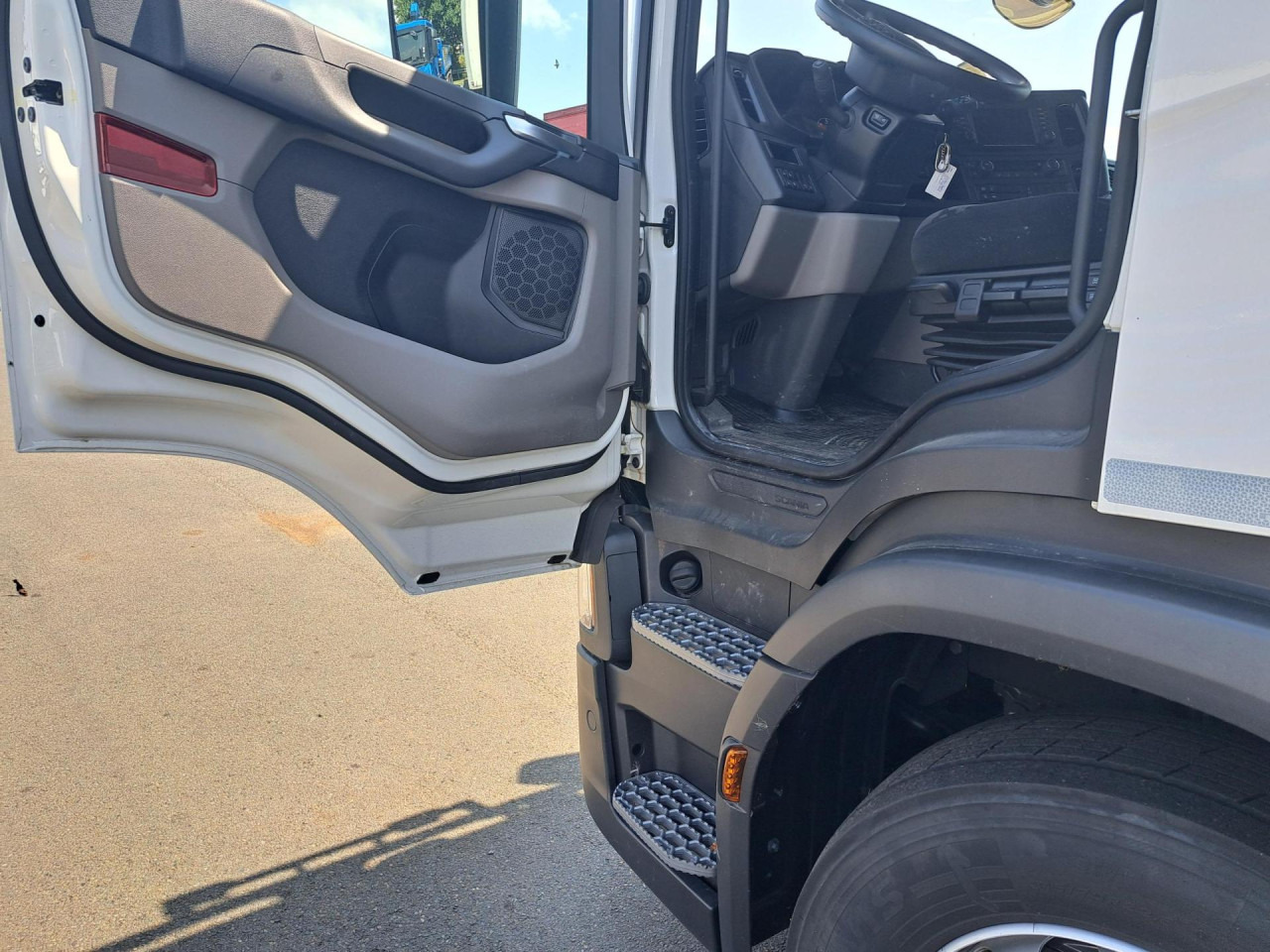 SCANIA SCANIA P280 4x2 Fourgon /Hayon 9L - Truk sasis: gambar 2 SCANIA SCANIA P280 4x2 Fourgon /Hayon 9L - Truk sasis: gambar 2