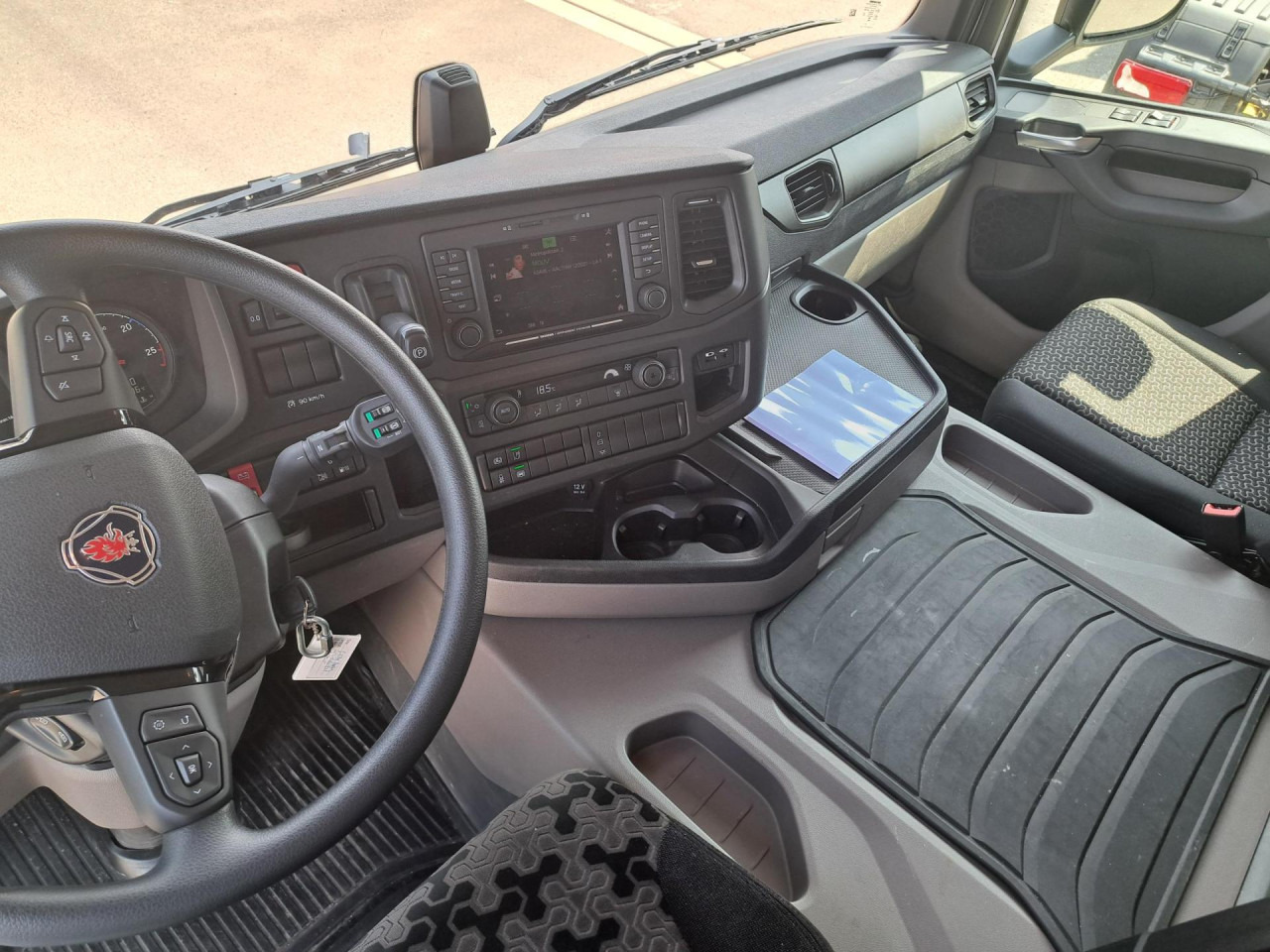 SCANIA SCANIA P280 4x2 Fourgon /Hayon 9L - Truk sasis: gambar 4 SCANIA SCANIA P280 4x2 Fourgon /Hayon 9L - Truk sasis: gambar 4