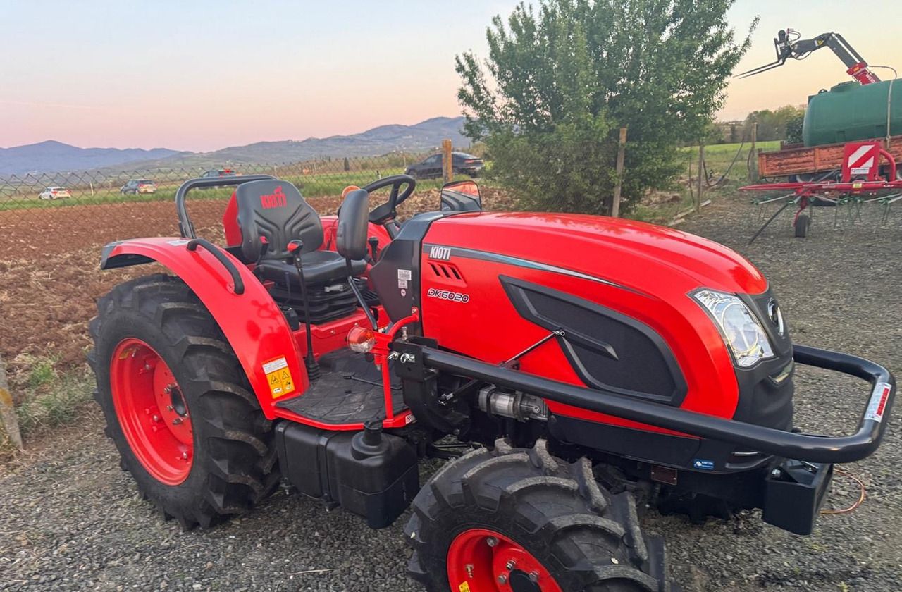 Trattore Kioti - Traktor kompak: gambar 5 Trattore Kioti - Traktor kompak: gambar 5