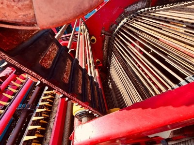 Grimme MAXTRON 620 - Mesin pemanen: gambar 5 Grimme MAXTRON 620 - Mesin pemanen: gambar 5