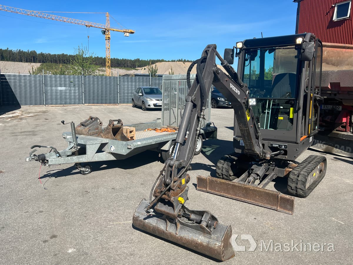 Grävmaskin Volvo EC18D med maskintrailer och redskap - Ekskavator perayap: gambar 1 Grävmaskin Volvo EC18D med maskintrailer och redskap - Ekskavator perayap: gambar 1