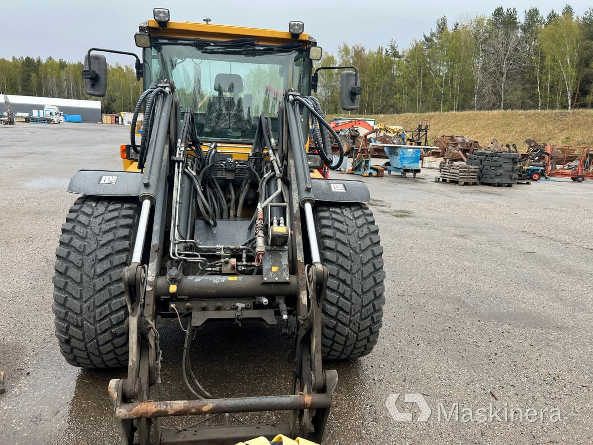 Redskapsbärare Lundberg 6240 med redskap och kombispridare - Wheel loader: gambar 2 Redskapsbärare Lundberg 6240 med redskap och kombispridare - Wheel loader: gambar 2