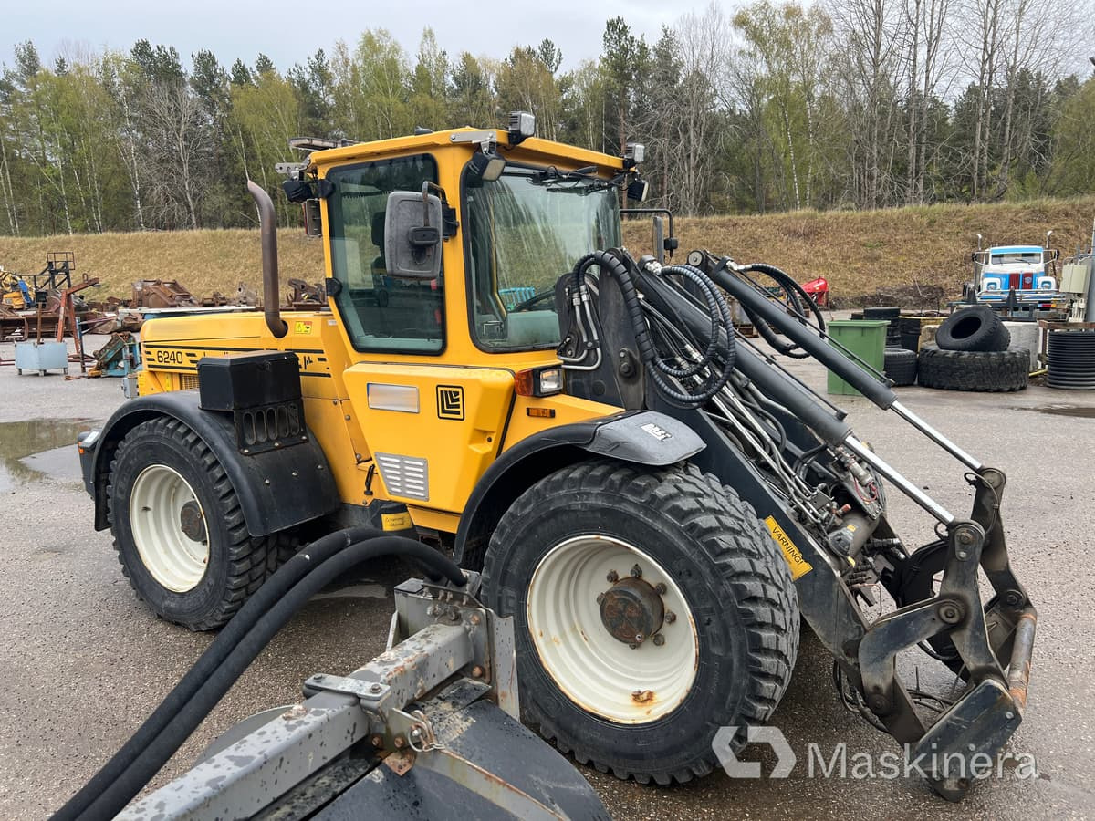 Redskapsbärare Lundberg 6240 med redskap och kombispridare - Wheel loader: gambar 4 Redskapsbärare Lundberg 6240 med redskap och kombispridare - Wheel loader: gambar 4