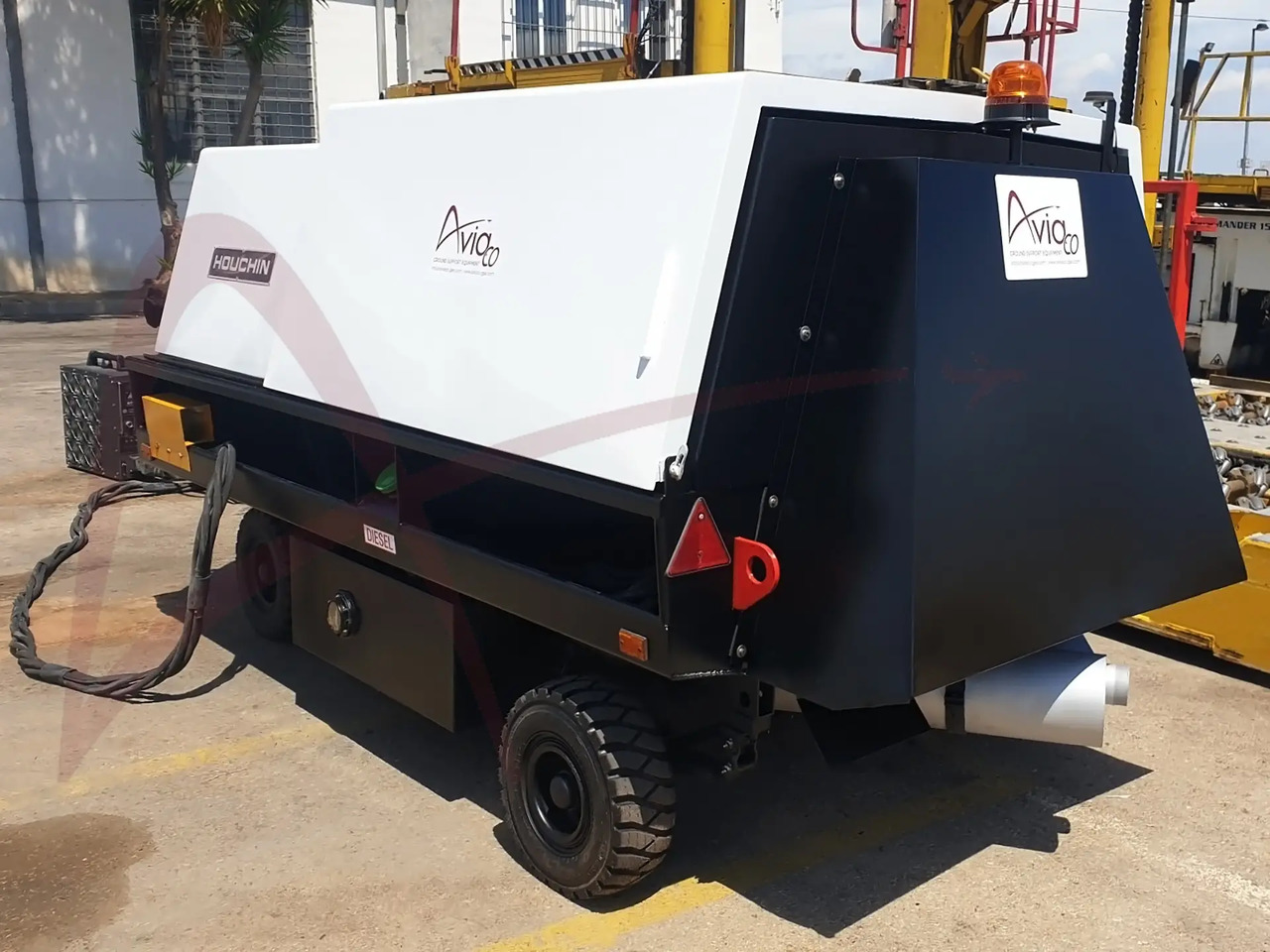 HOUCHIN C690 28 - Ground power unit: gambar 2 HOUCHIN C690 28 - Ground power unit: gambar 2