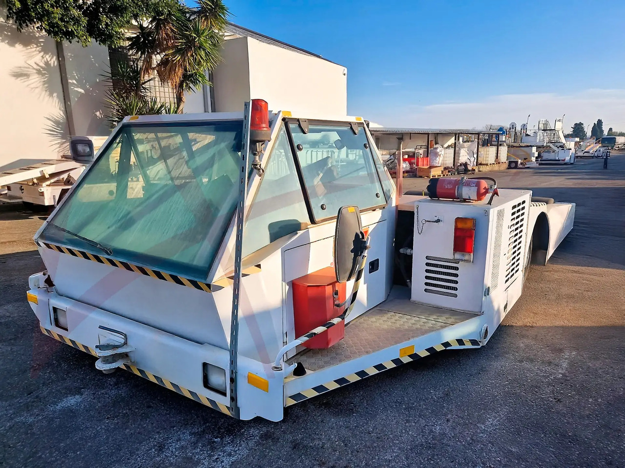JBT EXPEDITER 160 - Traktor mundur: gambar 1 JBT EXPEDITER 160 - Traktor mundur: gambar 1