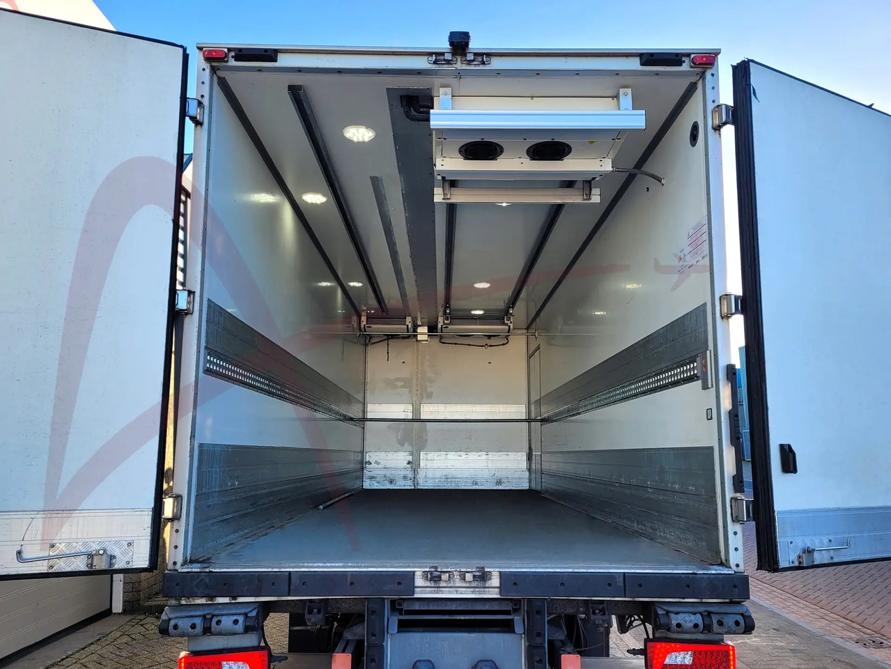 SCANIA P250 - Truk box: gambar 3 SCANIA P250 - Truk box: gambar 3