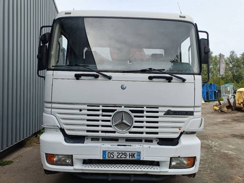 Truk derek Mercedes-Benz actros truck with hydraulic winch, crane and ramps: gambar 5