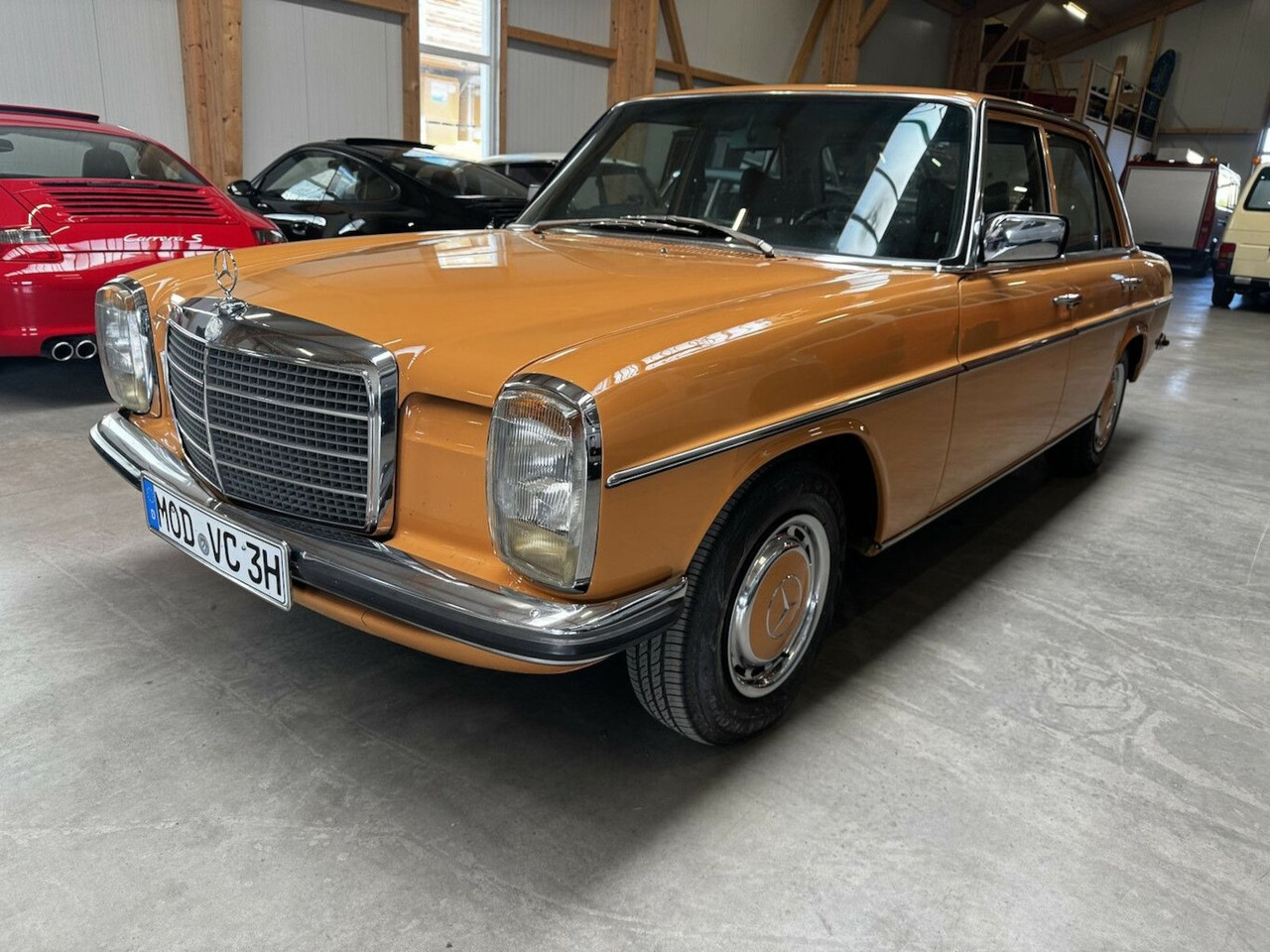 Mercedes-Benz 200 D/8 - Mobil sedan: gambar 1 Mercedes-Benz 200 D/8 - Mobil sedan: gambar 1