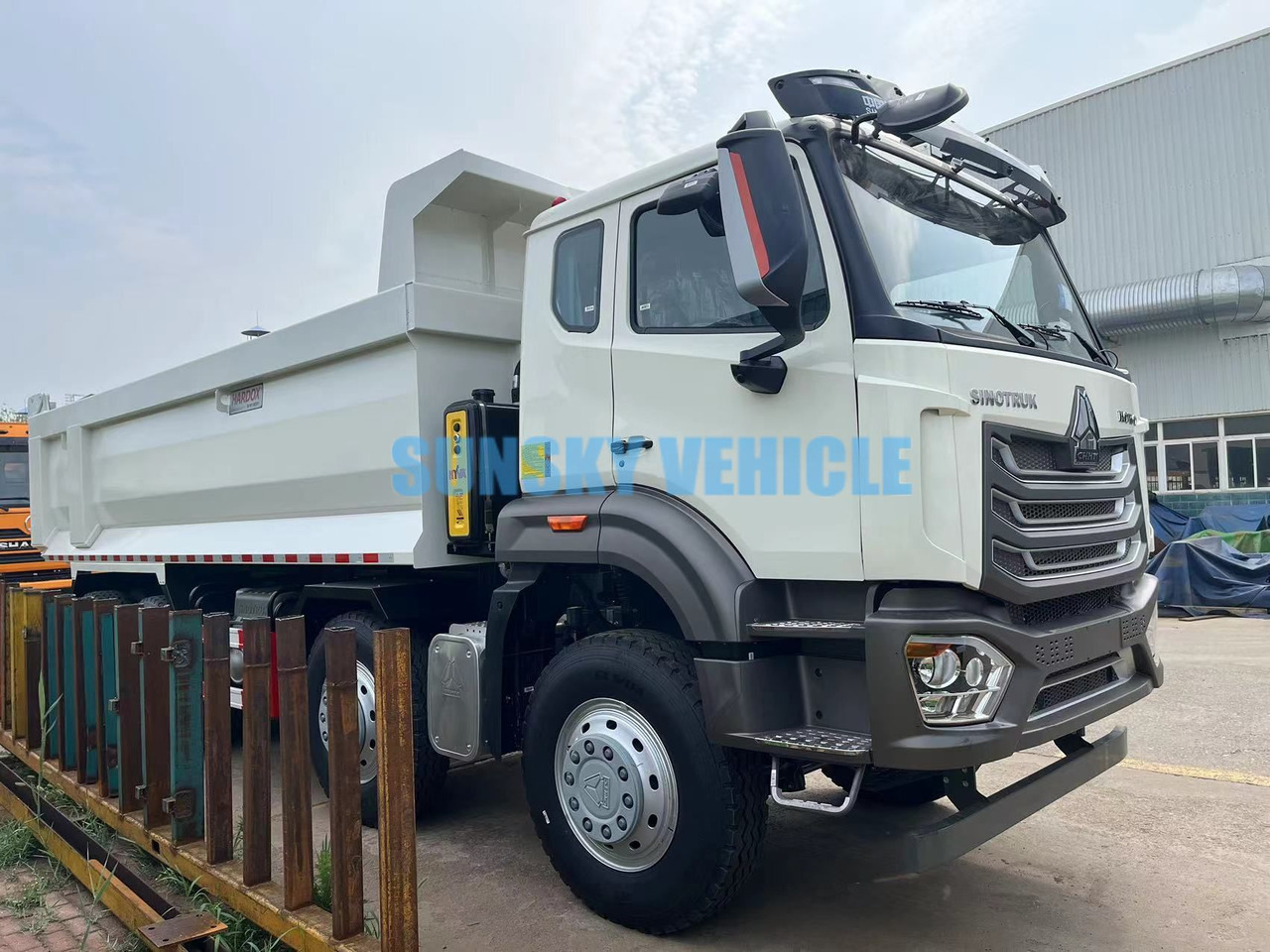 HOWO 8X4 dump truck - Truk jungkit: gambar 2 HOWO 8X4 dump truck - Truk jungkit: gambar 2