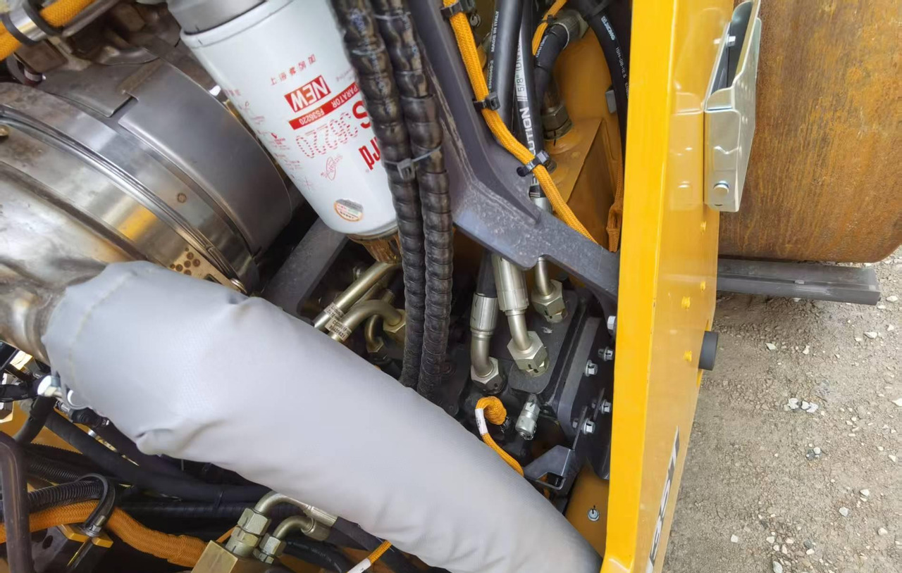 XCMG 13ton used small double drum steel road roller XD135TIV - Roller jalan: gambar 2 XCMG 13ton used small double drum steel road roller XD135TIV - Roller jalan: gambar 2