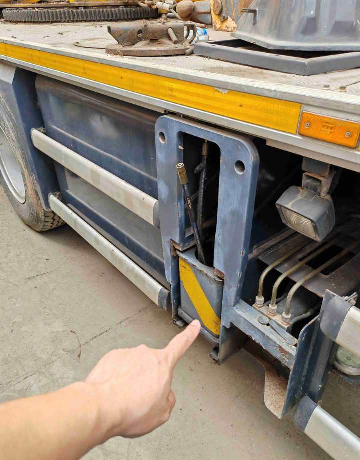 XCMG XCT16_Y 16ton mobile drive 4-Section Telescopic Crane truck - Derek bergerak: gambar 4 XCMG XCT16_Y 16ton mobile drive 4-Section Telescopic Crane truck - Derek bergerak: gambar 4