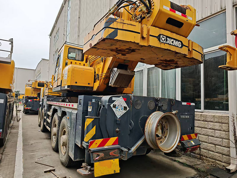 XCMG XCT80L6 80ton Mobile used hoist machine Lifting Truck Crane for Sale - Derek bergerak: gambar 3 XCMG XCT80L6 80ton Mobile used hoist machine Lifting Truck Crane for Sale - Derek bergerak: gambar 3