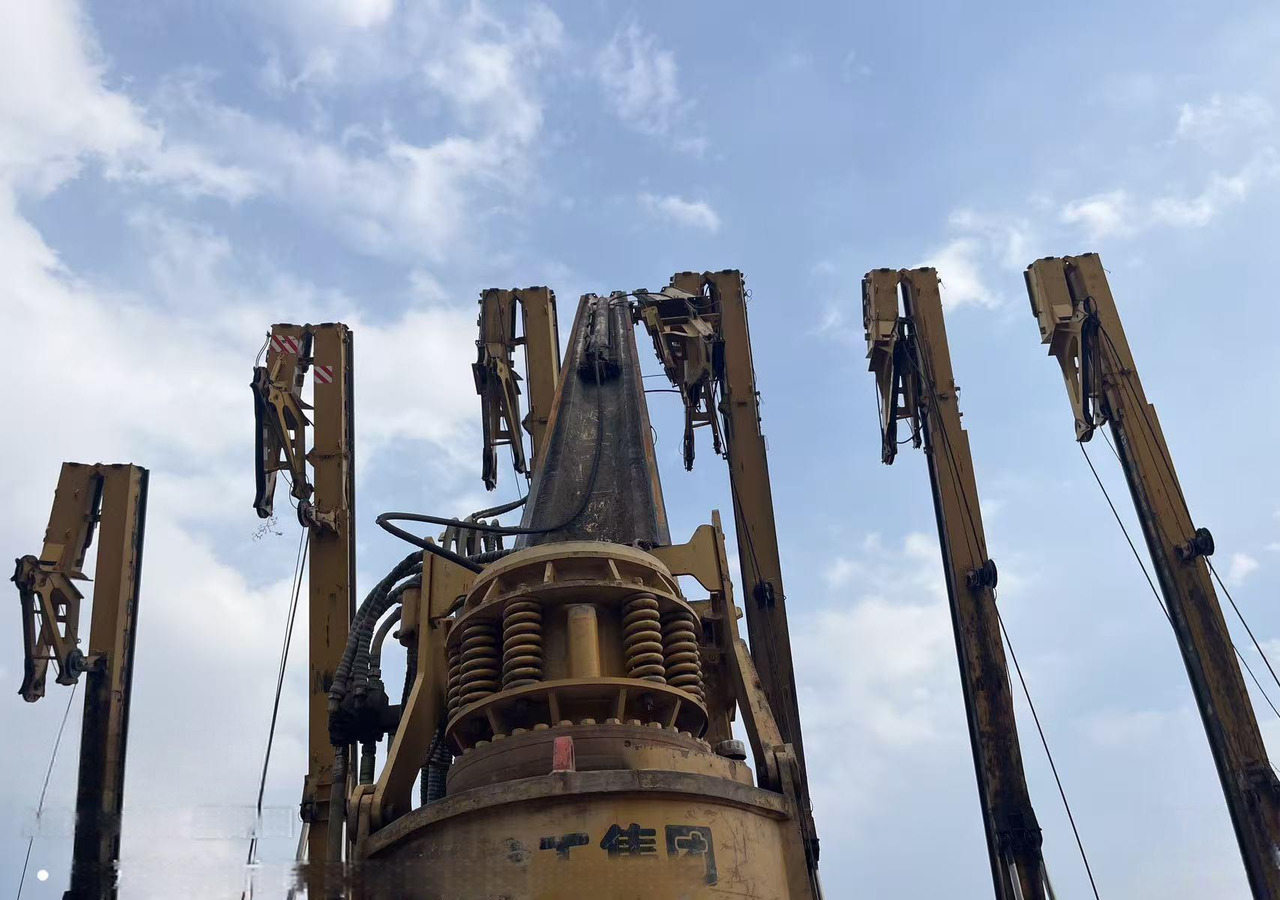 XCMG XR180D used rotary drilling rig machine for sale - Anjungan pengeboran: gambar 2 XCMG XR180D used rotary drilling rig machine for sale - Anjungan pengeboran: gambar 2