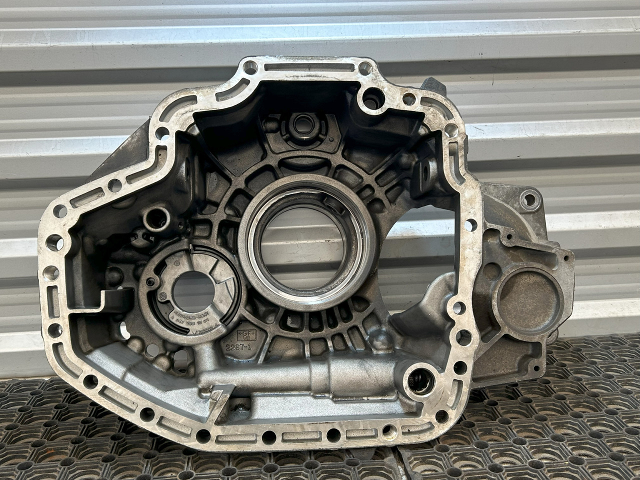 MERCEDES-BENZ AROCS MP4 GEARBOX REAR COVER G330-12 - Gearbox dan bagiannya: gambar 1 MERCEDES-BENZ AROCS MP4 GEARBOX REAR COVER G330-12 - Gearbox dan bagiannya: gambar 1