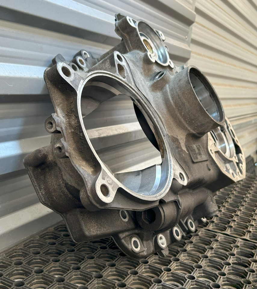 MERCEDES-BENZ AROCS MP4 GEARBOX REAR COVER G330-12 - Gearbox dan bagiannya: gambar 2 MERCEDES-BENZ AROCS MP4 GEARBOX REAR COVER G330-12 - Gearbox dan bagiannya: gambar 2