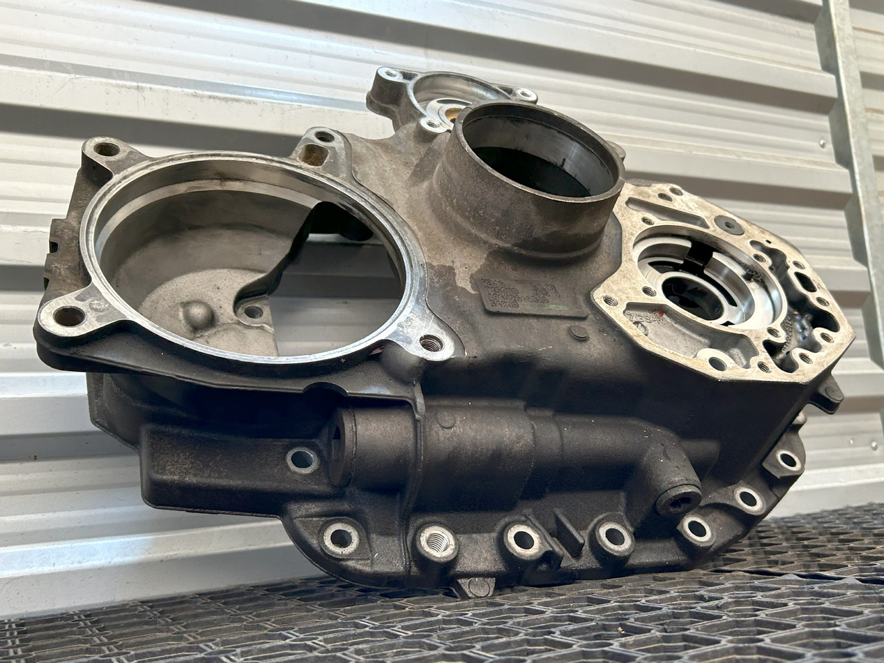 MERCEDES-BENZ AROCS MP4 GEARBOX REAR COVER G330-12 - Gearbox dan bagiannya: gambar 3 MERCEDES-BENZ AROCS MP4 GEARBOX REAR COVER G330-12 - Gearbox dan bagiannya: gambar 3