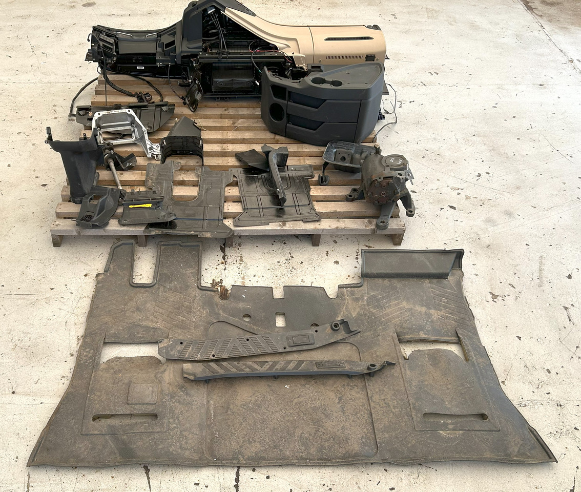 MERCEDES-BENZ COMPLETE INTERIOR CONSOLE - DASHBOARD FOR A BRITISH MERCEDES ACTROS MP4 - Kabin: gambar 2 MERCEDES-BENZ COMPLETE INTERIOR CONSOLE - DASHBOARD FOR A BRITISH MERCEDES ACTROS MP4 - Kabin: gambar 2