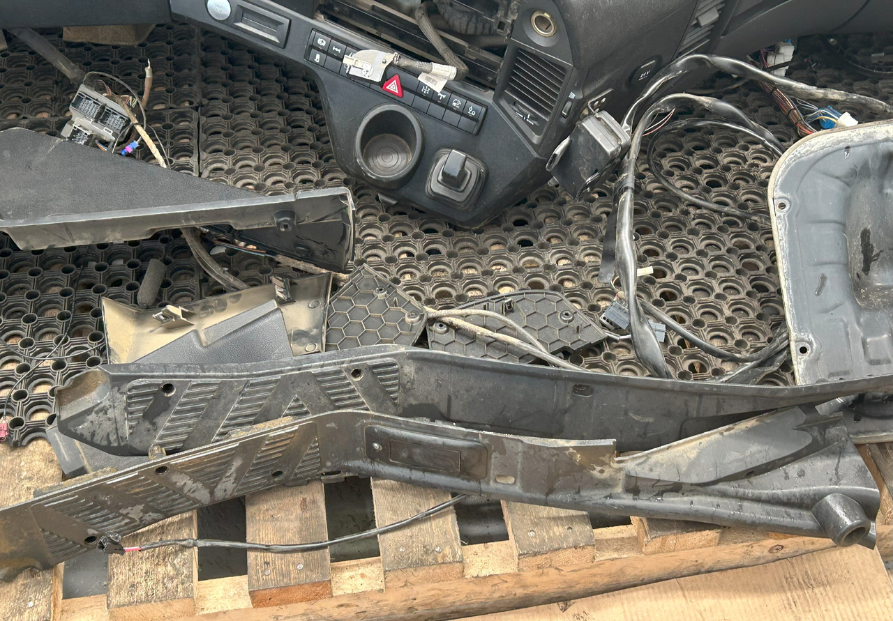 MERCEDES-BENZ KOMPLETNA PRZEKŁADKA WNĘTRZA - DESKA KONSOLA DO ANGLIKA MERCEDES AROCS MP4 - Kabin: gambar 2 MERCEDES-BENZ KOMPLETNA PRZEKŁADKA WNĘTRZA - DESKA KONSOLA DO ANGLIKA MERCEDES AROCS MP4 - Kabin: gambar 2