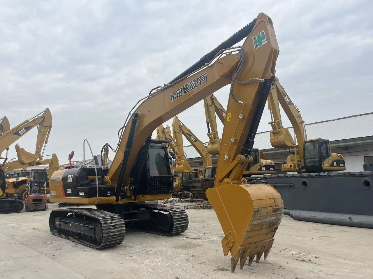 Caterpillar CAT 320D2L Used Excavator with Engine C6.4/C7.1 - Ekskavator perayap: gambar 4 Caterpillar CAT 320D2L Used Excavator with Engine C6.4/C7.1 - Ekskavator perayap: gambar 4