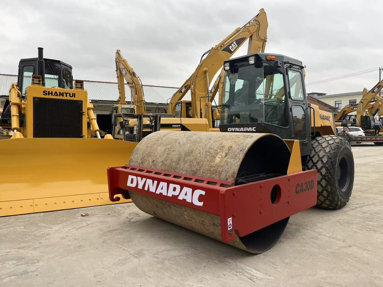 Dynapac Vibratory Road roller CA30D, CA25D Good Price on Sale - Roller jalan: gambar 3 Dynapac Vibratory Road roller CA30D, CA25D Good Price on Sale - Roller jalan: gambar 3