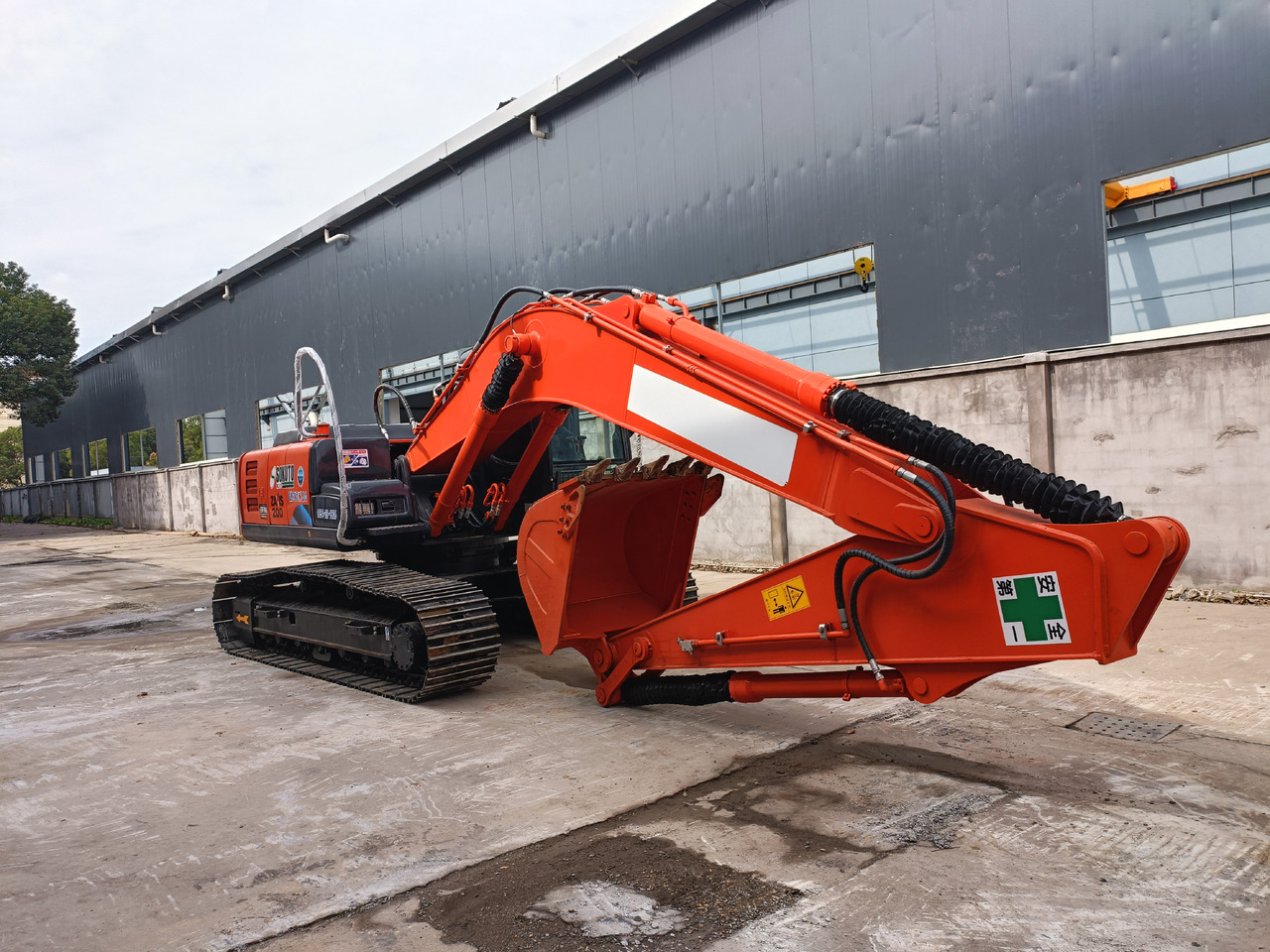 Hitachi ZX200 Used Condition Excavator Good Price - Ekskavator perayap: gambar 2 Hitachi ZX200 Used Condition Excavator Good Price - Ekskavator perayap: gambar 2