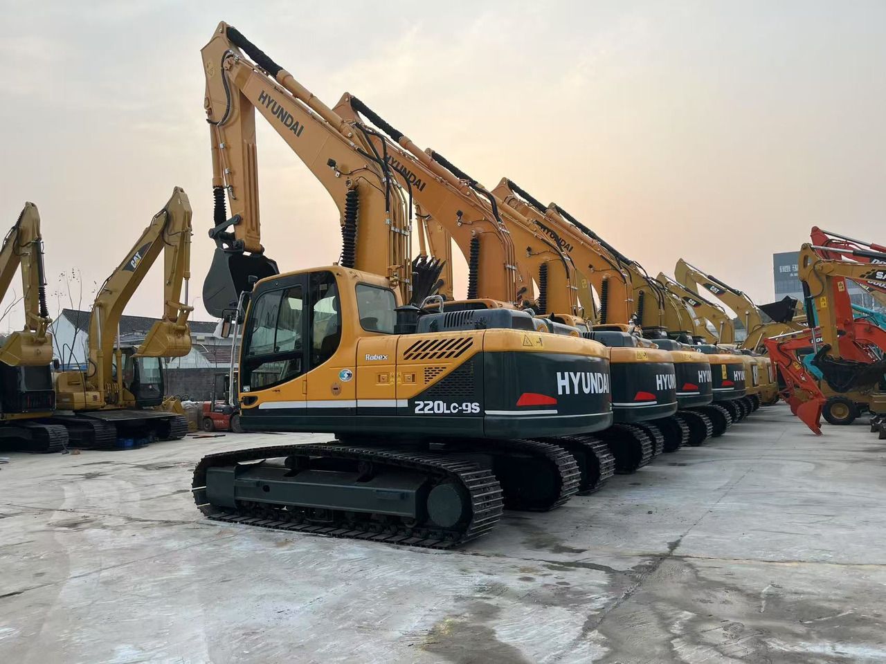 Hyundai Used Excavator Hyundai R220LC-9S 22-Ton Excavator - Reliable Cummins Power for Construction & Earthmoving - Ekskavator perayap: gambar 2 Hyundai Used Excavator Hyundai R220LC-9S 22-Ton Excavator - Reliable Cummins Power for Construction & Earthmoving - Ekskavator perayap: gambar 2