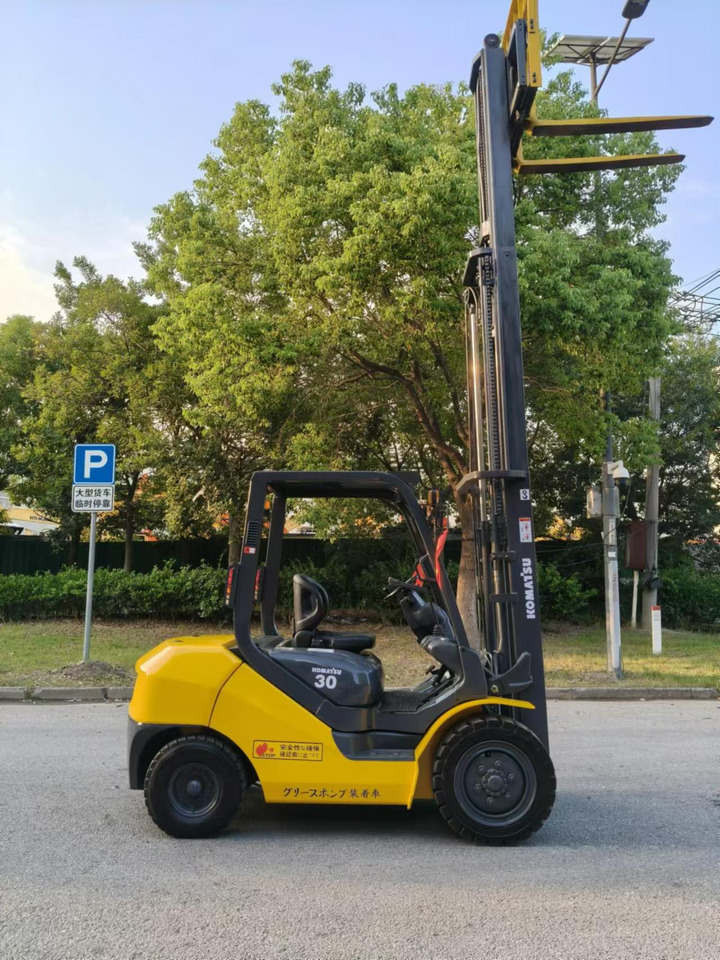 Komatsu Forklift 3 ton Capacity FD30-15, FD30-16, FD30-17 - Forklift diesel: gambar 1 Komatsu Forklift 3 ton Capacity FD30-15, FD30-16, FD30-17 - Forklift diesel: gambar 1