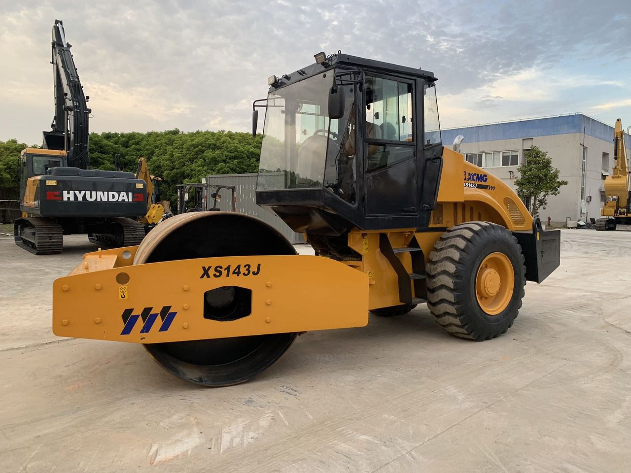 XCMG XS143J Vibratory Road roller Secondhand Condition - Roller jalan: gambar 2 XCMG XS143J Vibratory Road roller Secondhand Condition - Roller jalan: gambar 2