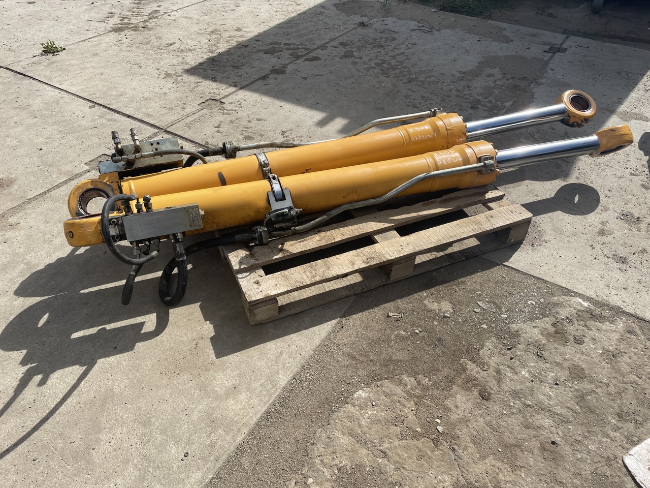 LIEBHERR R906 - Silinder hidrolik: gambar 2 LIEBHERR R906 - Silinder hidrolik: gambar 2