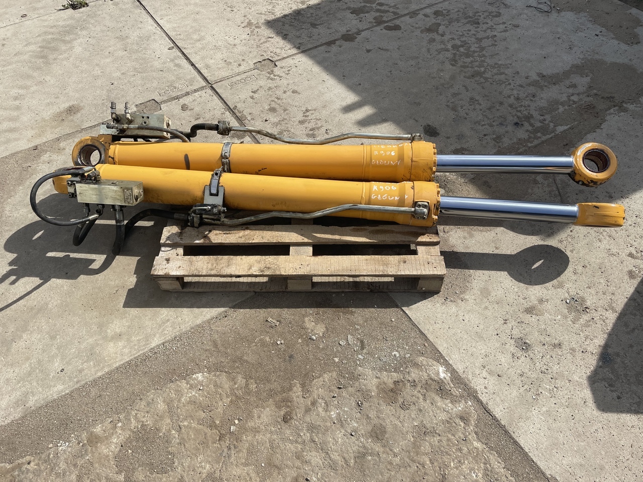 LIEBHERR R906 - Silinder hidrolik: gambar 1 LIEBHERR R906 - Silinder hidrolik: gambar 1