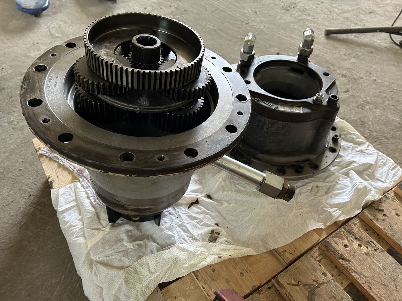Liebherr SAT 225/218 - Motor ayun untuk Ekskavator roda: gambar 2 Liebherr SAT 225/218 - Motor ayun untuk Ekskavator roda: gambar 2