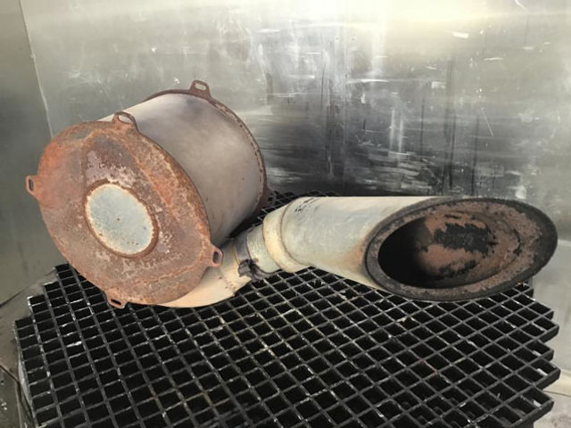 Liebherr Exhauist Silencer - Pipa knalpot: gambar 1 Liebherr Exhauist Silencer - Pipa knalpot: gambar 1
