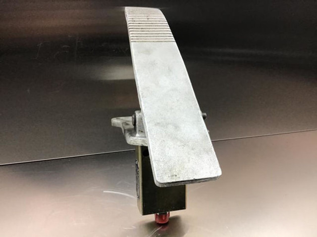 Liebherr Pilot Control Unit - Pedal: gambar 1 Liebherr Pilot Control Unit - Pedal: gambar 1
