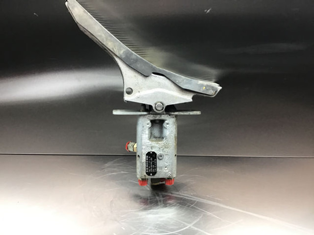 Liebherr Pilot Control Unit - Pedal: gambar 1 Liebherr Pilot Control Unit - Pedal: gambar 1